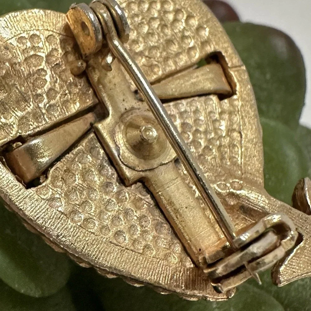 Vintage Gold-Tone Heart & Arrow Brooch with Faux Pearls – Romantic Statement Pin